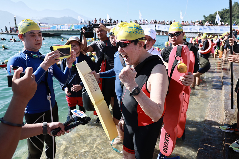 日月潭泳度“万人下水饺”场面壮观 2.4万泳客横渡3000公尺水道