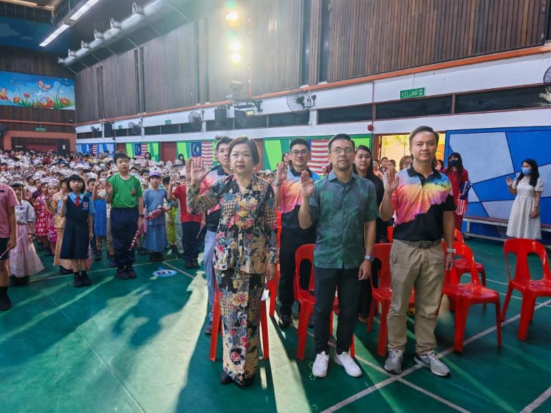 早报可做头//大都会-（主文）吉隆坡坤成华小举办国庆庆典/5图