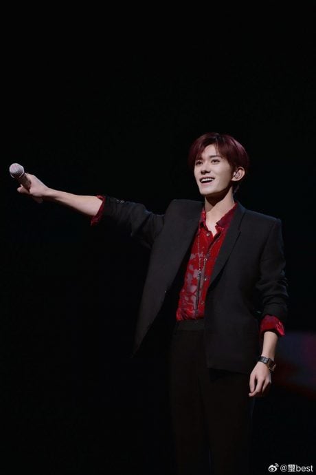 易烊千玺17分钟沉静式直播 全程堆石头网呼“抽象”