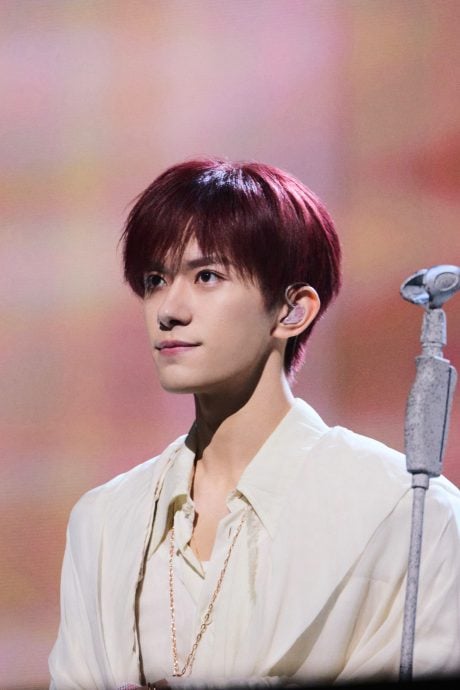 易烊千玺17分钟沉静式直播 全程堆石头网呼“抽象”