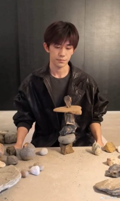 易烊千玺17分钟沉静式直播 全程堆石头网呼“抽象”