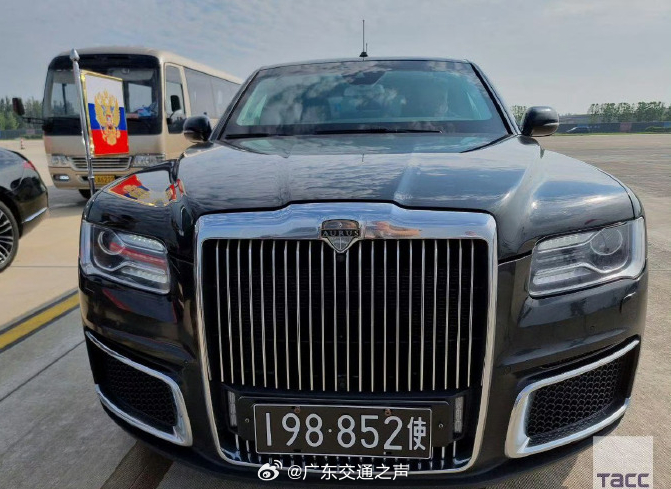 普汀专车换上中国车牌还有2个8  ​中国网友秒懂