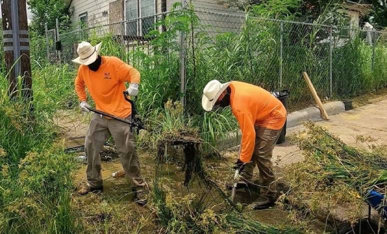 休斯顿兄弟用业余时间为陌生人送温暖