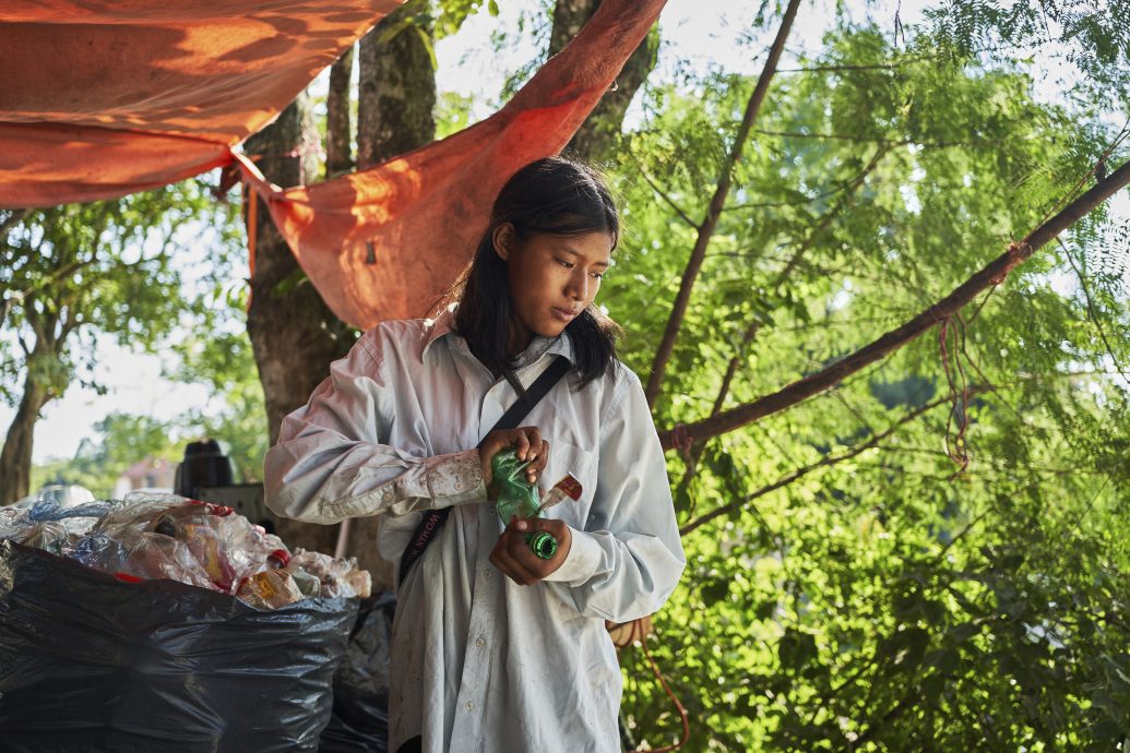 暖势力 墨国小镇少女在全镇民众支持下度过一场奇幻成人礼