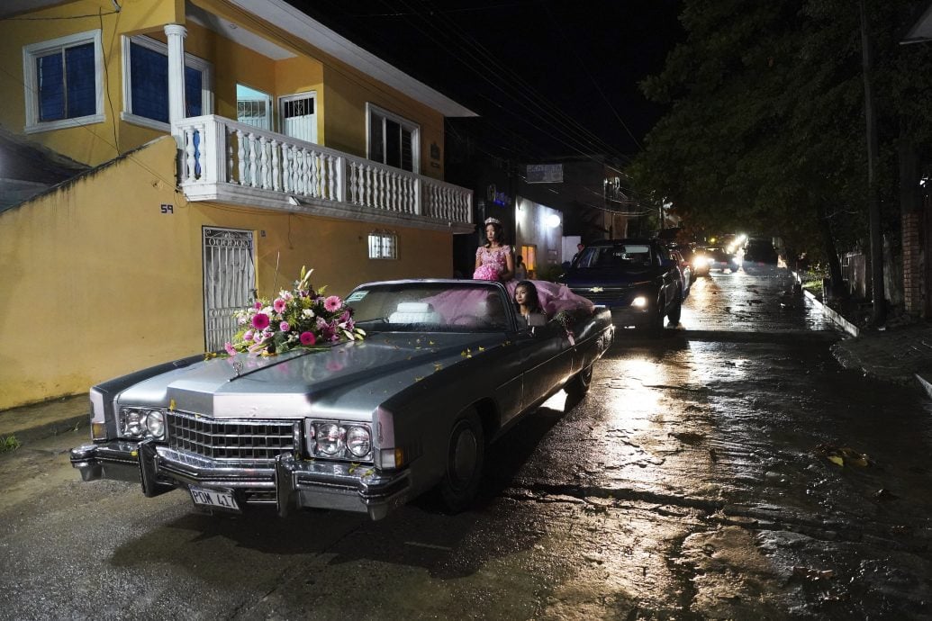 暖势力 墨国小镇少女在全镇民众支持下度过一场奇幻成人礼