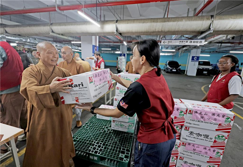 暖势力 救灾无国界 佛光山带领国际义工整理物资驰援花莲