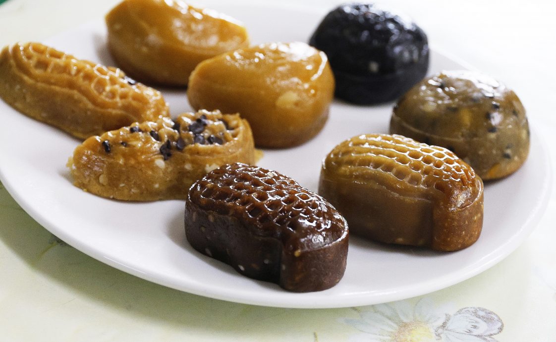 暖势力-男子休养期间自制月饼售卖