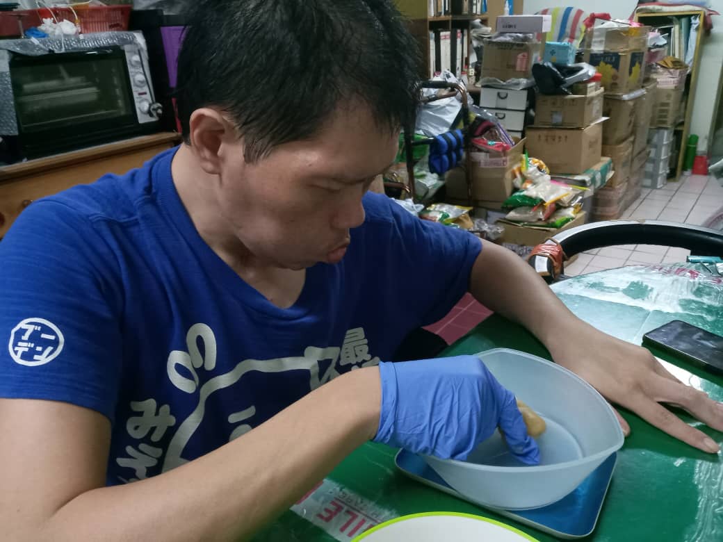 暖势力-男子休养期间自制月饼售卖