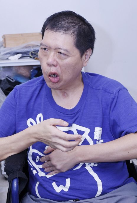 暖势力-男子休养期间自制月饼售卖