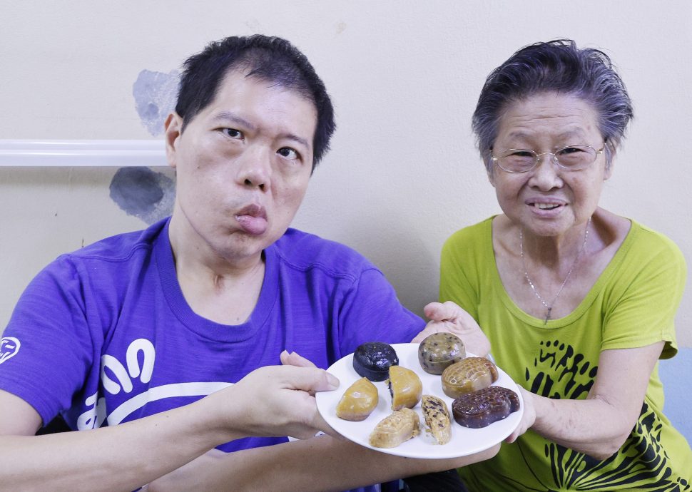 暖势力-男子休养期间自制月饼售卖