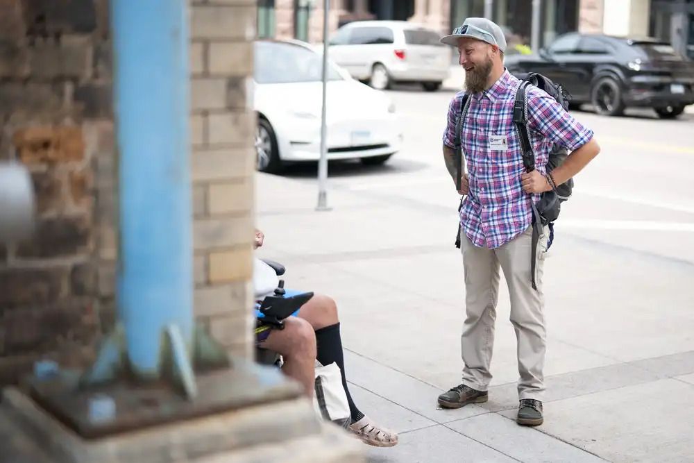 暖势力 社工每日徒步近20公里 为流浪者点亮希望之光