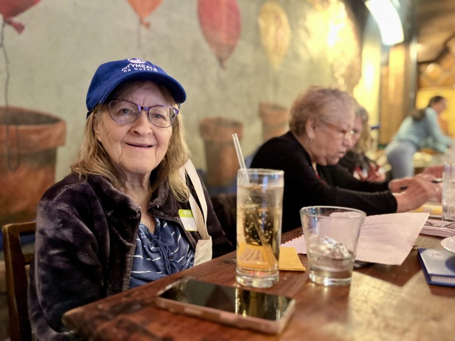 暖势力 讲故事,解孤独: 纽约老年人通过分享故事找回归属感