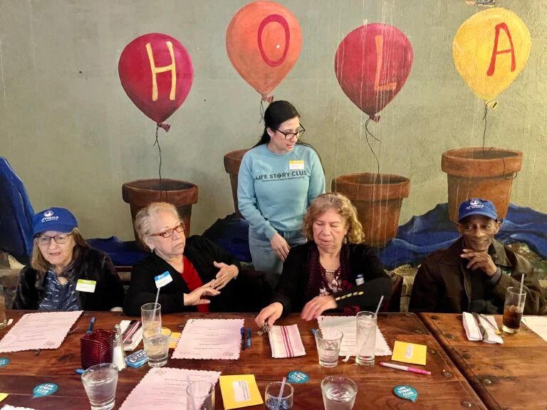 暖势力 讲故事,解孤独: 纽约老年人通过分享故事找回归属感