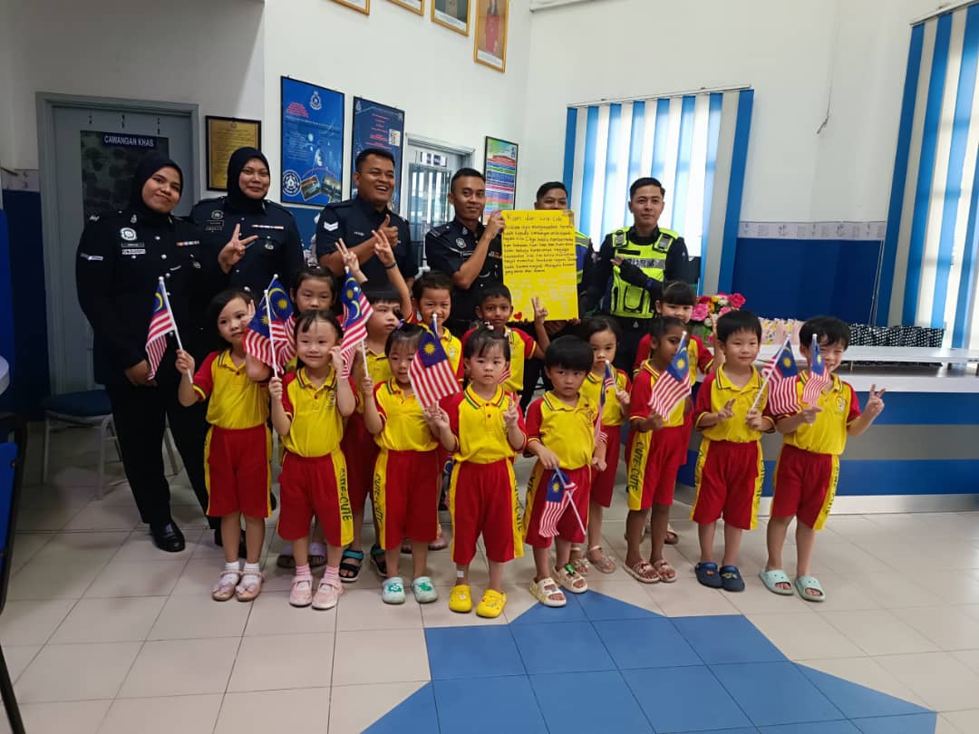 暖势力//幼儿园孩子手作卡片献警消 小行动大爱国情怀