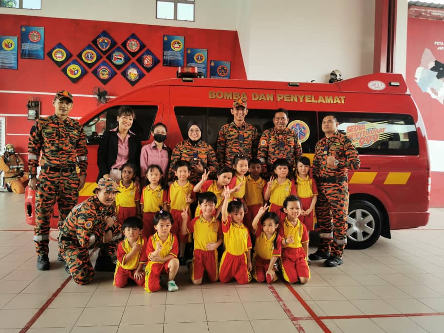 暖势力//幼儿园孩子手作卡片献警消 小行动大爱国情怀