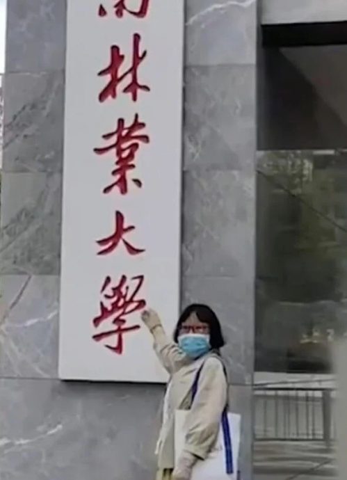 火灾毁容致残打不倒她 50岁女子自学2年考上大学