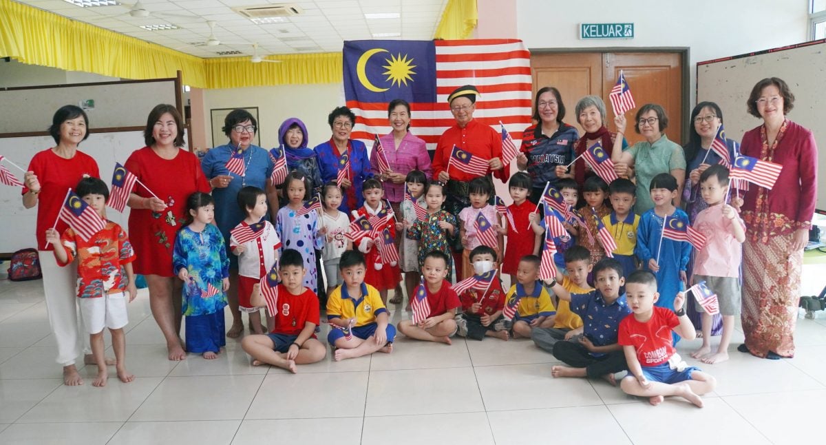 暖势力/玻乐龄活宝录制爱国MV,穿上多元种族传统服装配爱国歌引人入胜