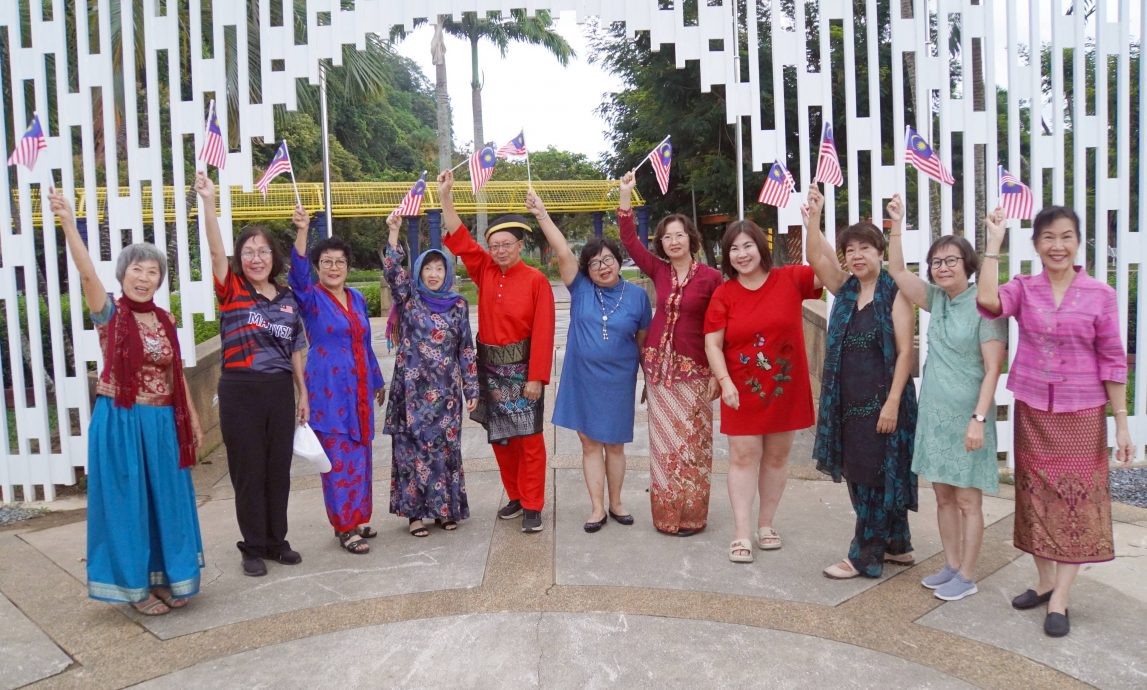 暖势力/玻乐龄活宝录制爱国MV,穿上多元种族传统服装配爱国歌引人入胜