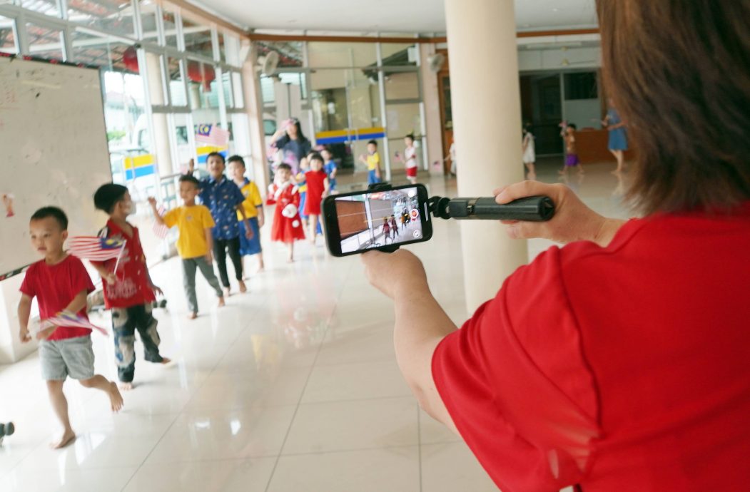 暖势力/玻乐龄活宝录制爱国MV,穿上多元种族传统服装配爱国歌引人入胜