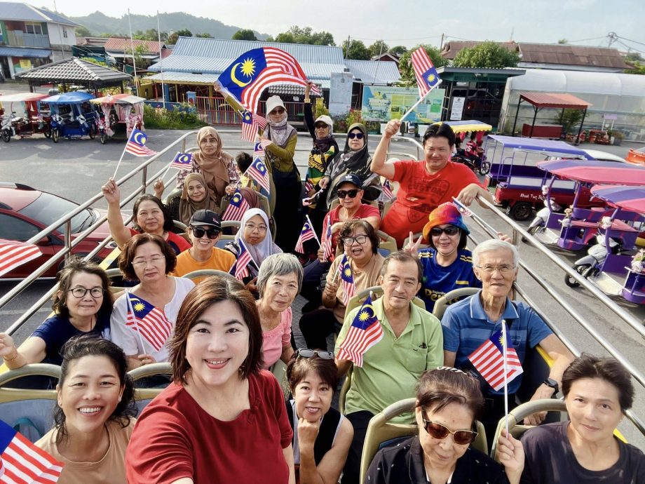 暖势力/玻乐龄活宝录制爱国MV,穿上多元种族传统服装配爱国歌引人入胜