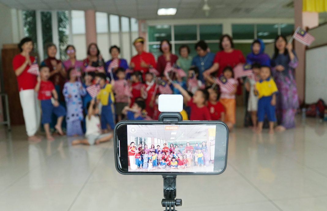 暖势力/玻乐龄活宝录制爱国MV,穿上多元种族传统服装配爱国歌引人入胜