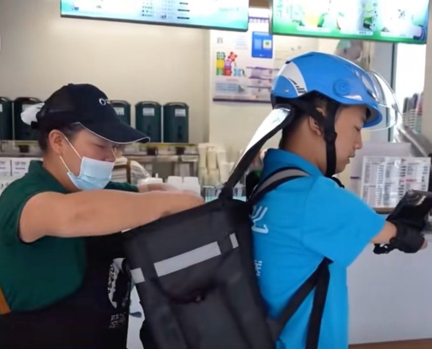 暖势力/用嘴唇打电话 用脚趾写书法 无臂男骑独轮车送外卖养大2儿