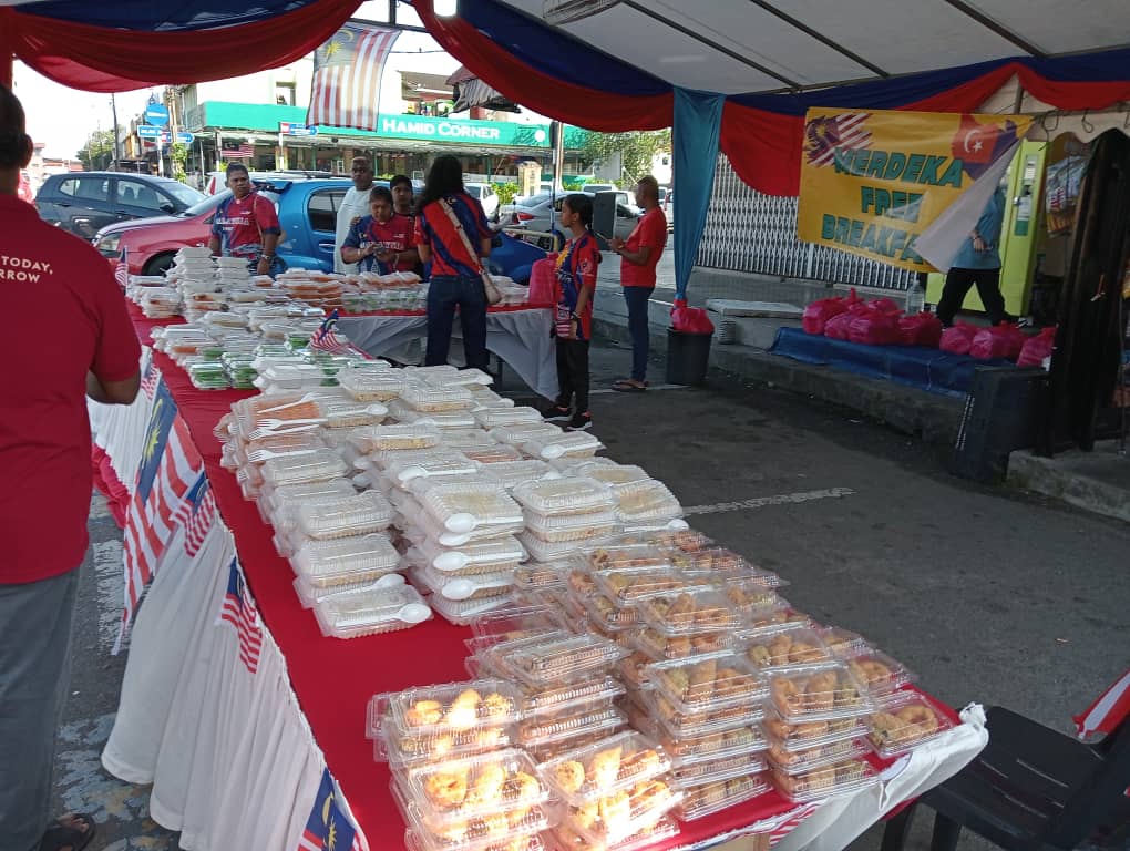 暖势力:士姑来皇后花园印裔报贩 国庆日免费派早餐