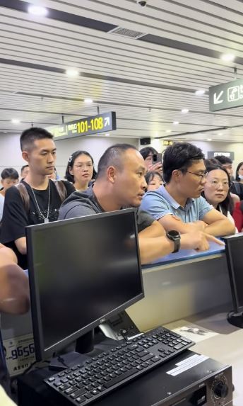 暴雨阻飞赴京手术乘客下跪求援 海航急调包车连夜送抵36人