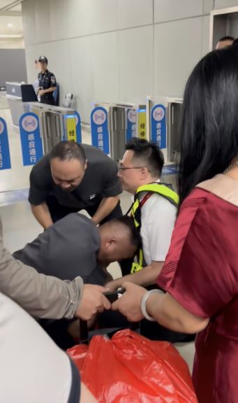 暴雨阻飞赴京手术乘客下跪求援 海航急调包车连夜送抵36人