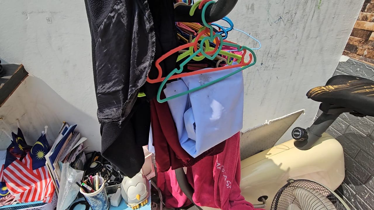 暴风雨吹掀屋顶砸车辆 受灾居民：无妄之灾 损失惨重