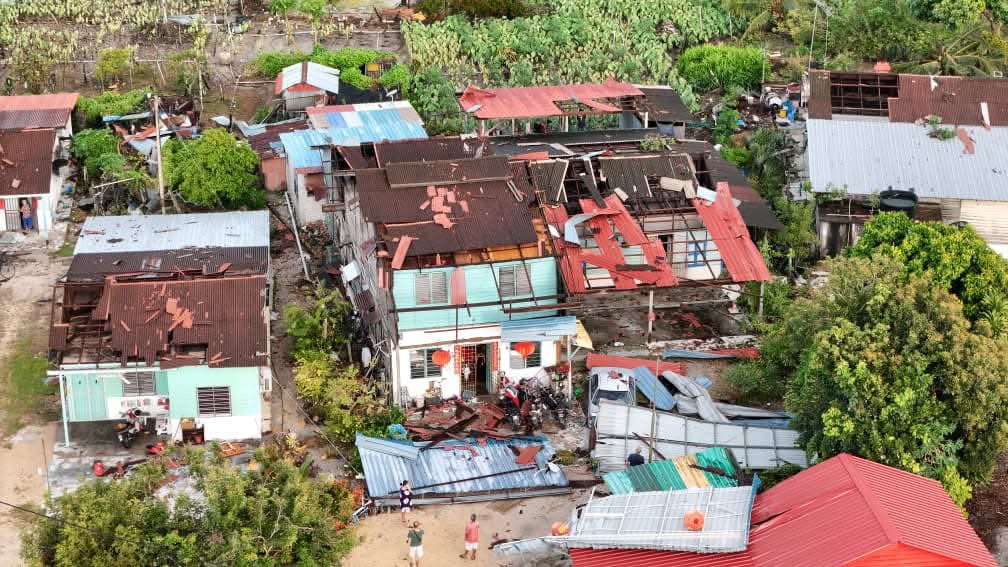 更新/班台夜雨中遭暴风吹袭 61屋顶开天窗一人伤