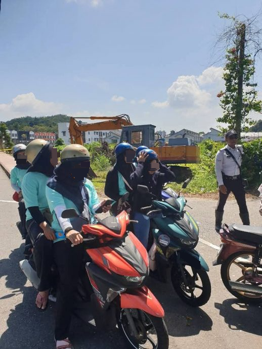 曼绒交警登邦咯岛执法 教育岛民要戴好头盔