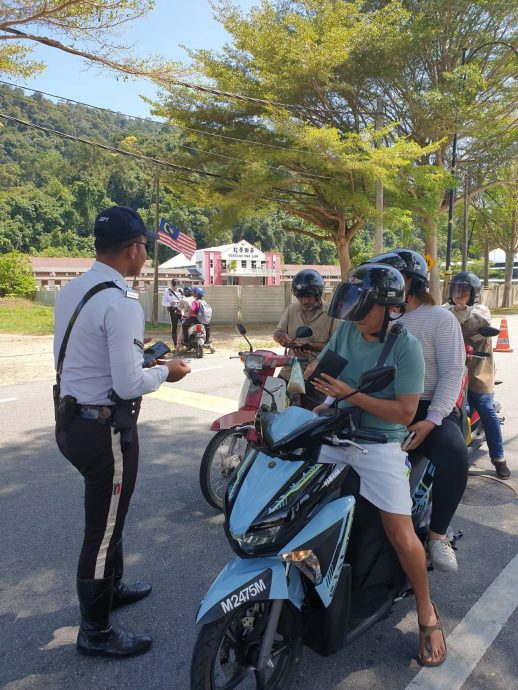 曼绒交警登邦咯岛执法 教育岛民要戴好头盔