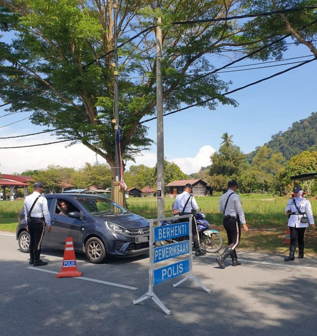 曼绒交警登邦咯岛执法 教育岛民要戴好头盔