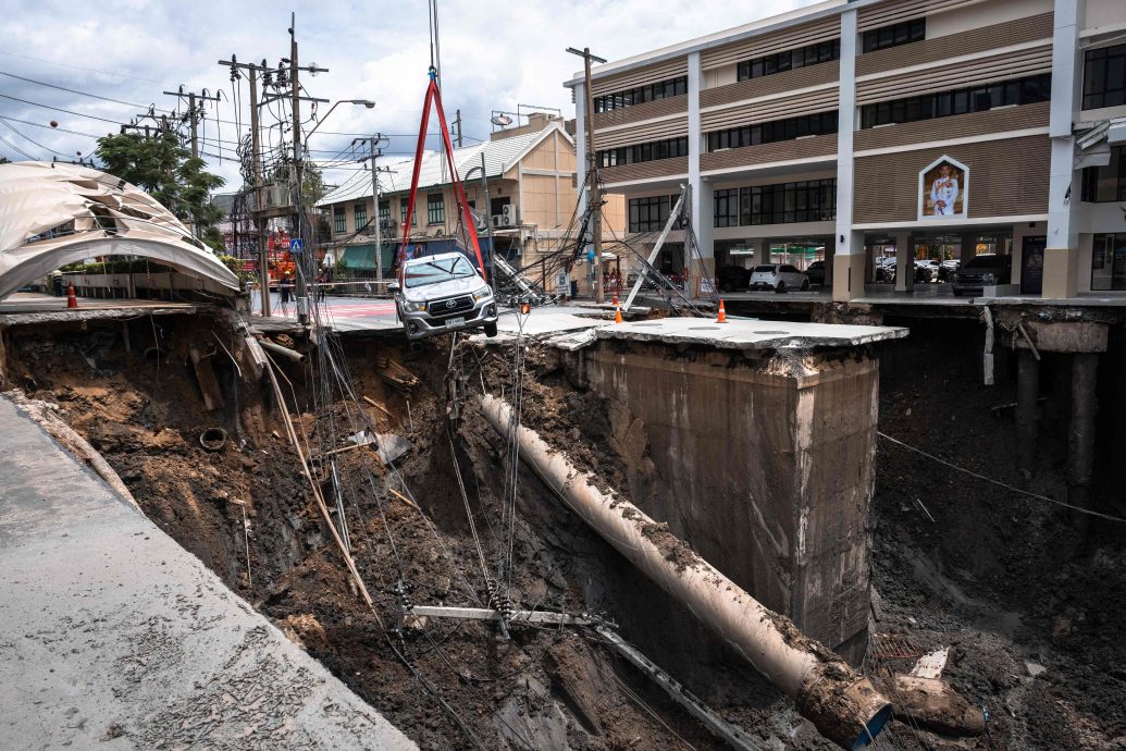 曼谷医院门口惊现50公尺天坑 当局:与强降雨有关