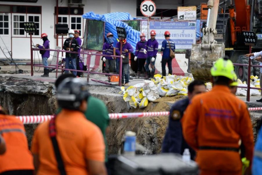 曼谷巨型天坑凌晨再塌陷!旁边的警察局岌岌可危 “地基被掏空”