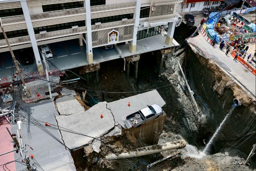 曼谷巨型天坑凌晨再塌陷!旁边的警察局岌岌可危 “地基被掏空”