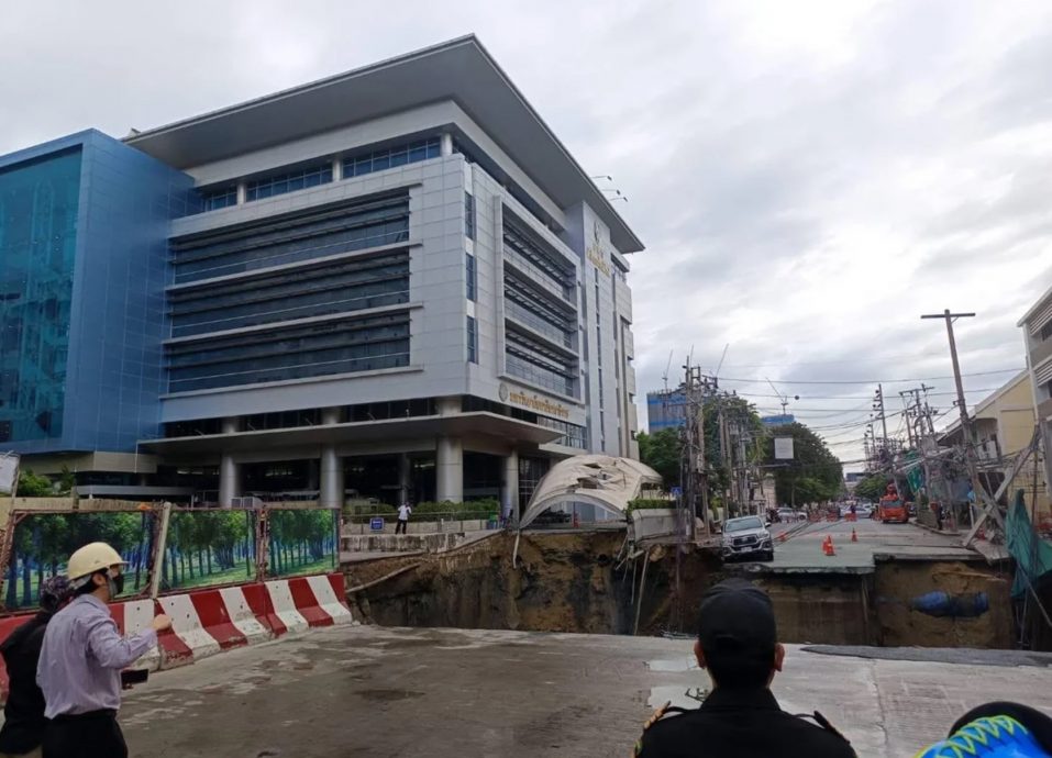 曼谷惊现骇人天坑!医院门口塌陷深不见底 深达50公尺