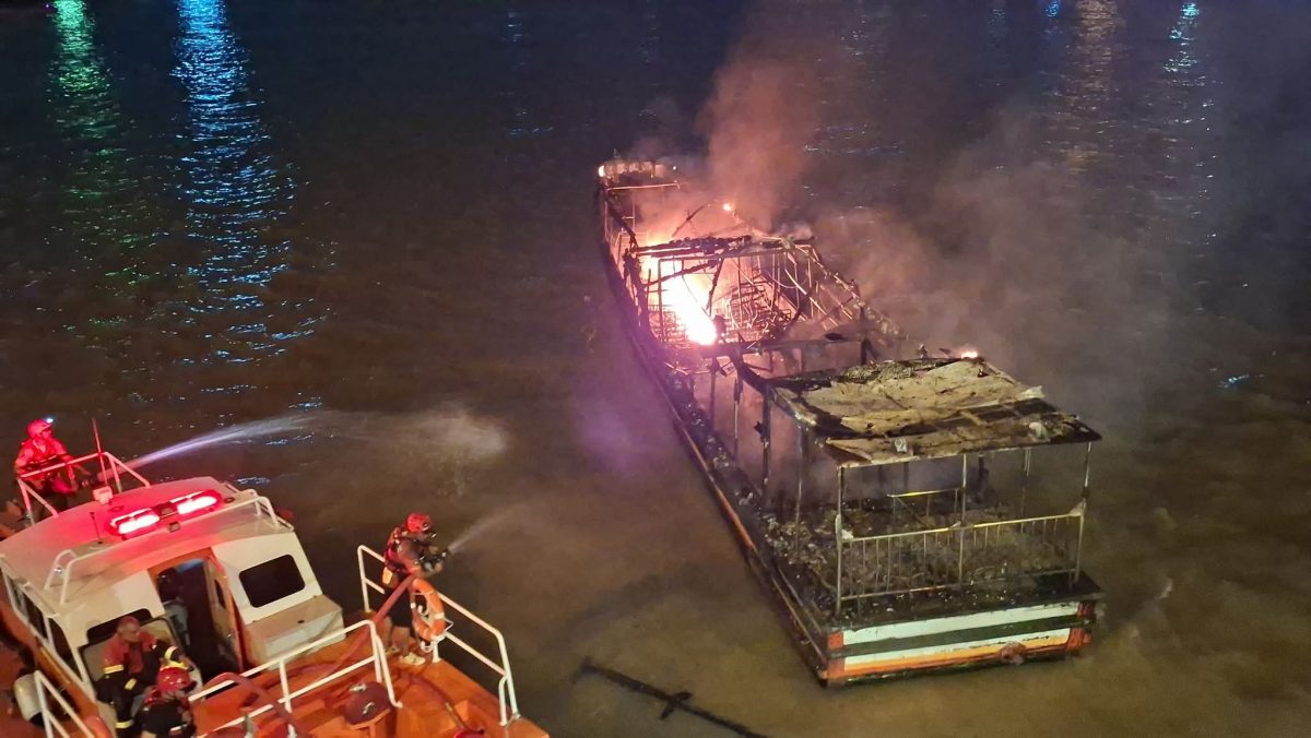 曼谷码头3艘游船起火 火光和浓烟冲向天空
