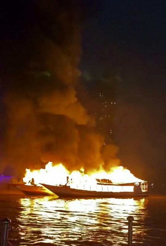 曼谷码头3艘游船起火 火光和浓烟冲向天空