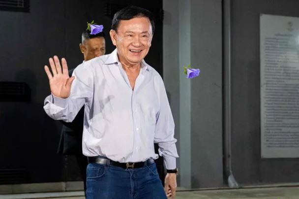 最高法院裁决前夕 塔辛抵新加坡做体检 同日返曼谷