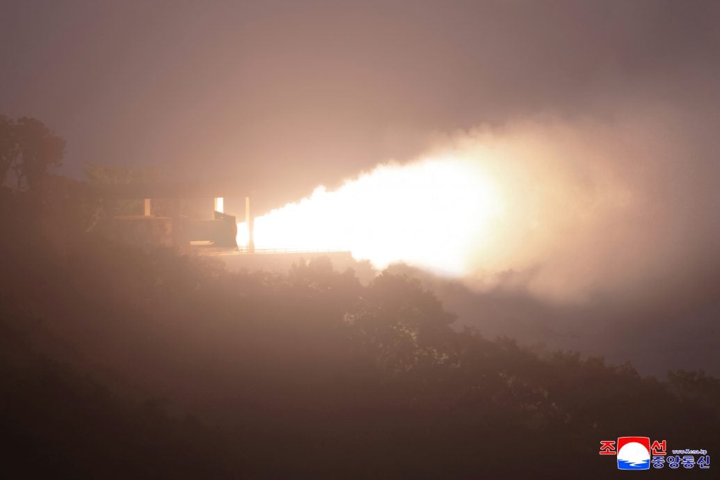 朝鲜进行新型洲际导弹碳纤维固体发动机点火试验 金正恩观摩