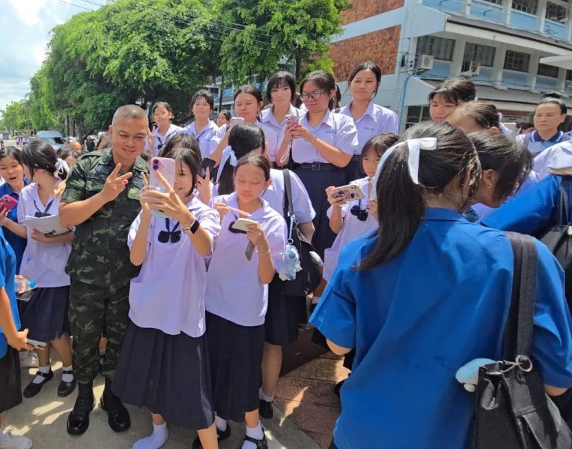 本辛对柬强硬立场受追捧 唱片公司争邀退役后当歌手