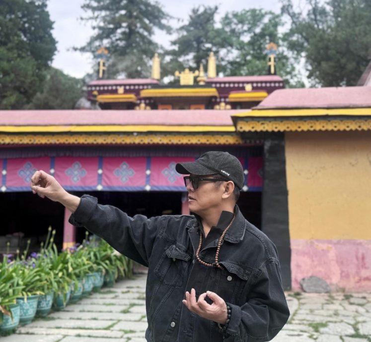 李连杰身上挂6千万天珠提新车 20年前海啸曾救全家一命