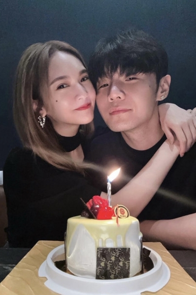 杨丞琳结婚6周年晒牵手照 感性告白李荣浩谢谢你陪伴