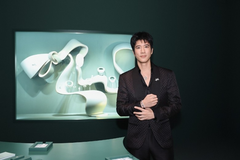 杨紫琼获马龙送亲签球拍 王力宏被追问绯闻当下封口