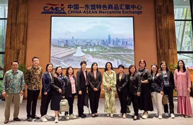 林火莉率领华总妇女部访华团访中国东盟特色商品汇聚中心
