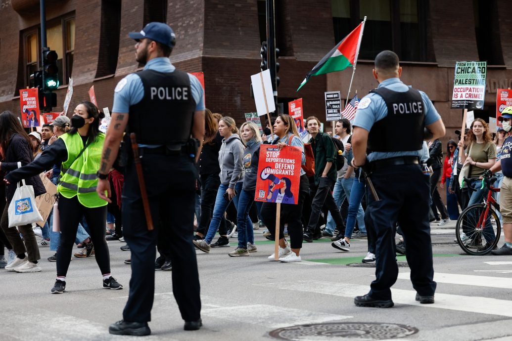 枪口对准国内？ 特朗普扬言对芝加哥动用“战争部”