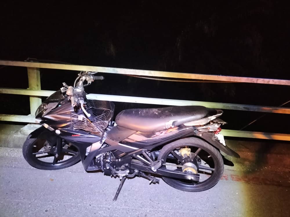 柔:文告:摩托车疑撞上罗里车胎碎片失控打滑 致28岁男骑士伤重不治