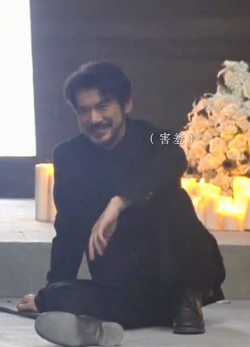 梁家辉化身摄影猛拍 金城武被拍笑得羞涩